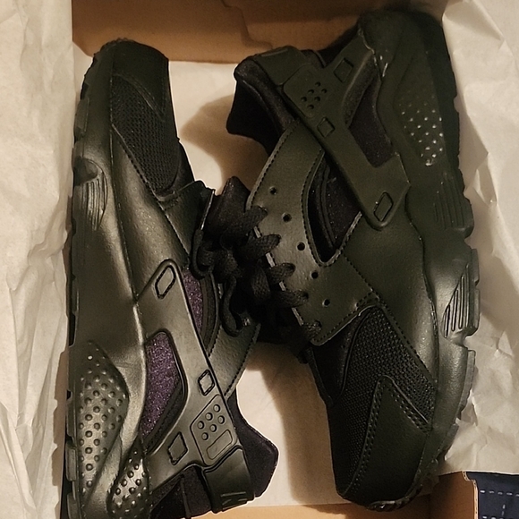 Nike Huarache Sneakers All Black 7Y (7M) NWT